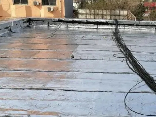 运城卫生间漏水维修公司分享下运城屋面楼顶防水刚性防水层施工要点。